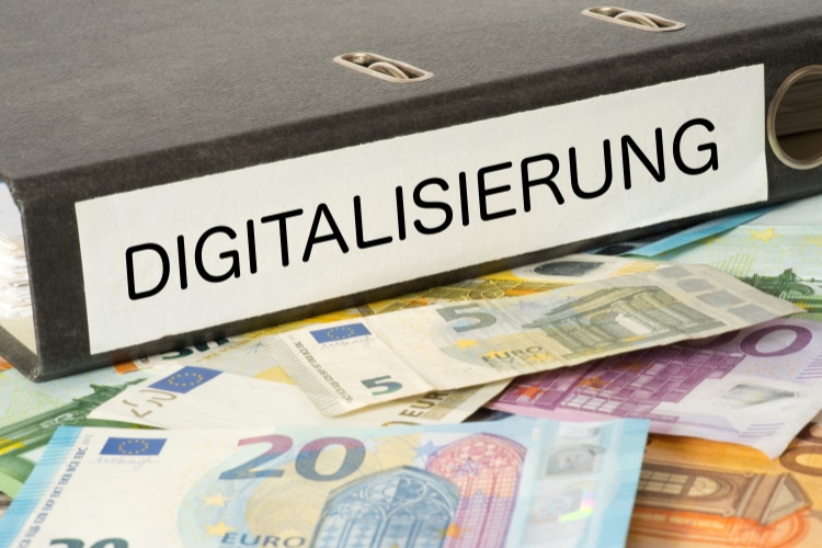 Aktenordner mit der Aufschrift Digitalieserung und Euroscheine als Sinnbild für die Kosten beim Digitalisieren von Akten, Personalakten, Briefe, Briefpost und Ordnern